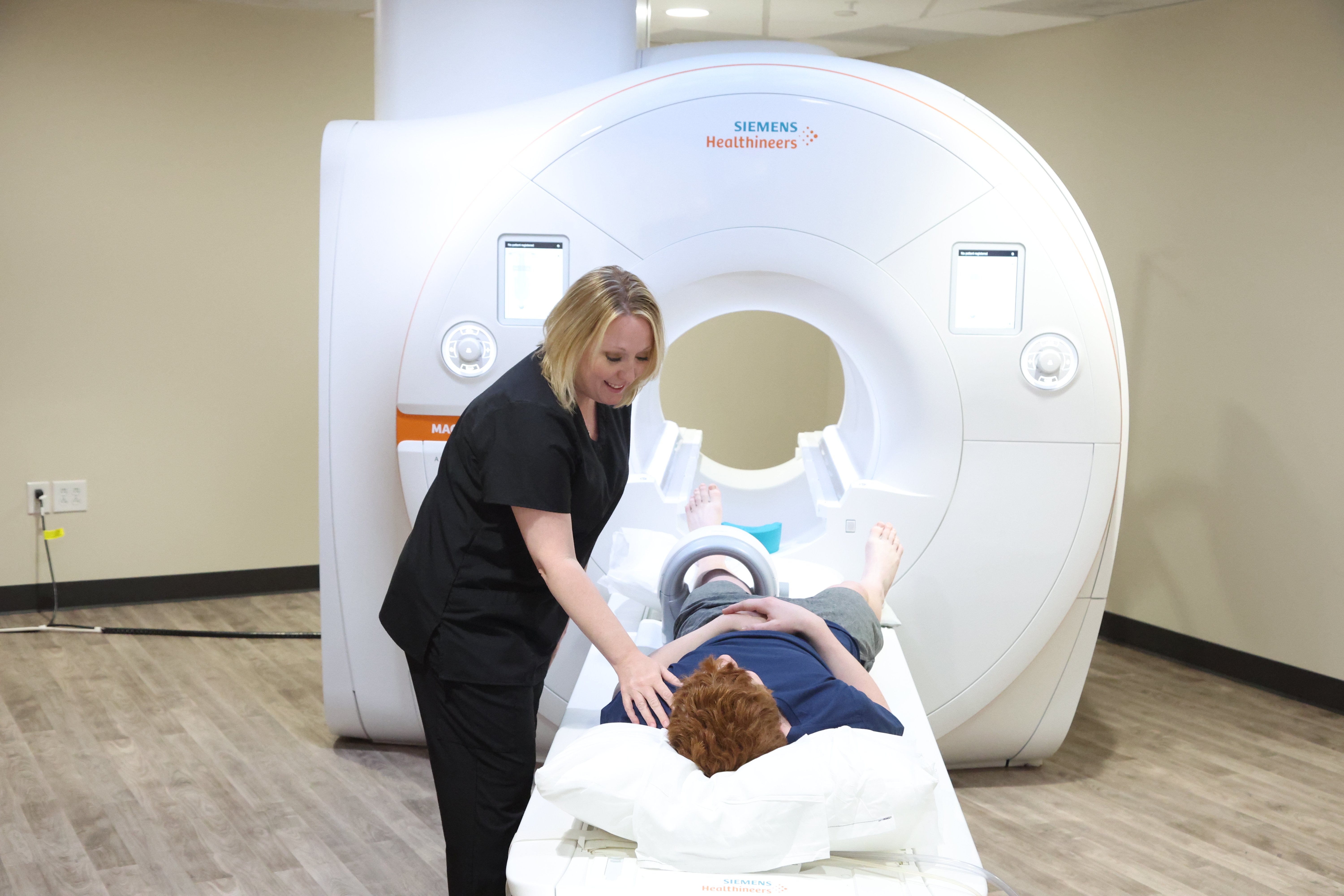 MRI Knee - tech and patient1