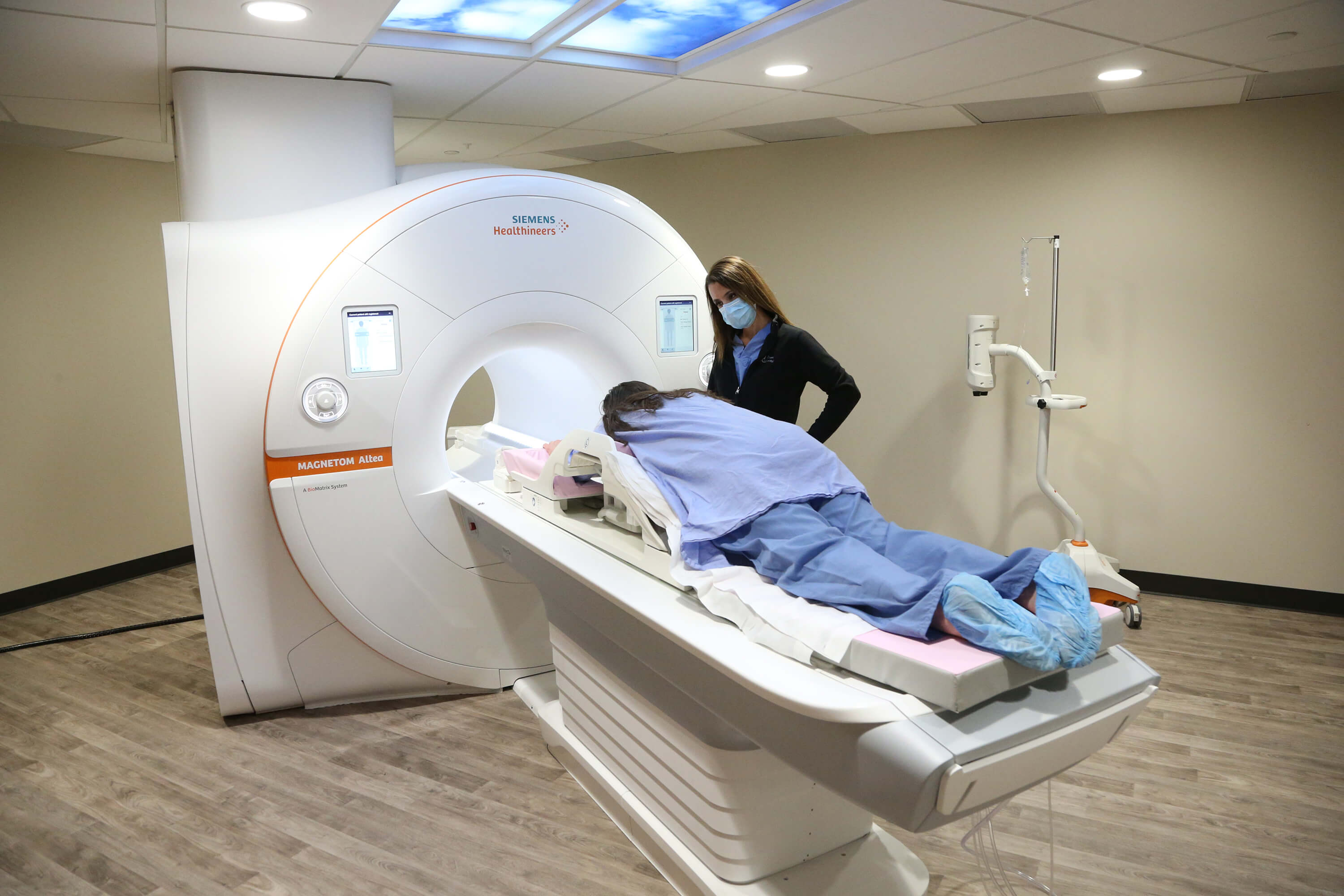 patient-performing-breast-mri-with-nurse