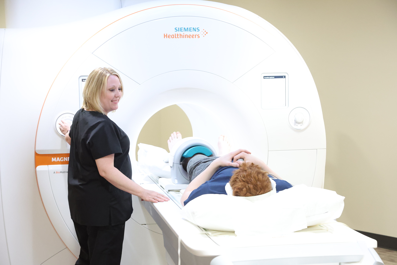 MRI knee - tech and patient 3