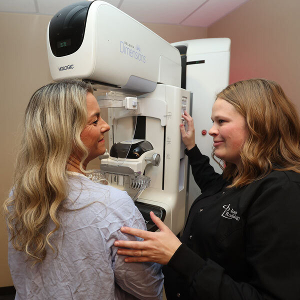 Mammo-tech-w-patient-1--crop doctor-explaining-mammography-procedure-to-patient